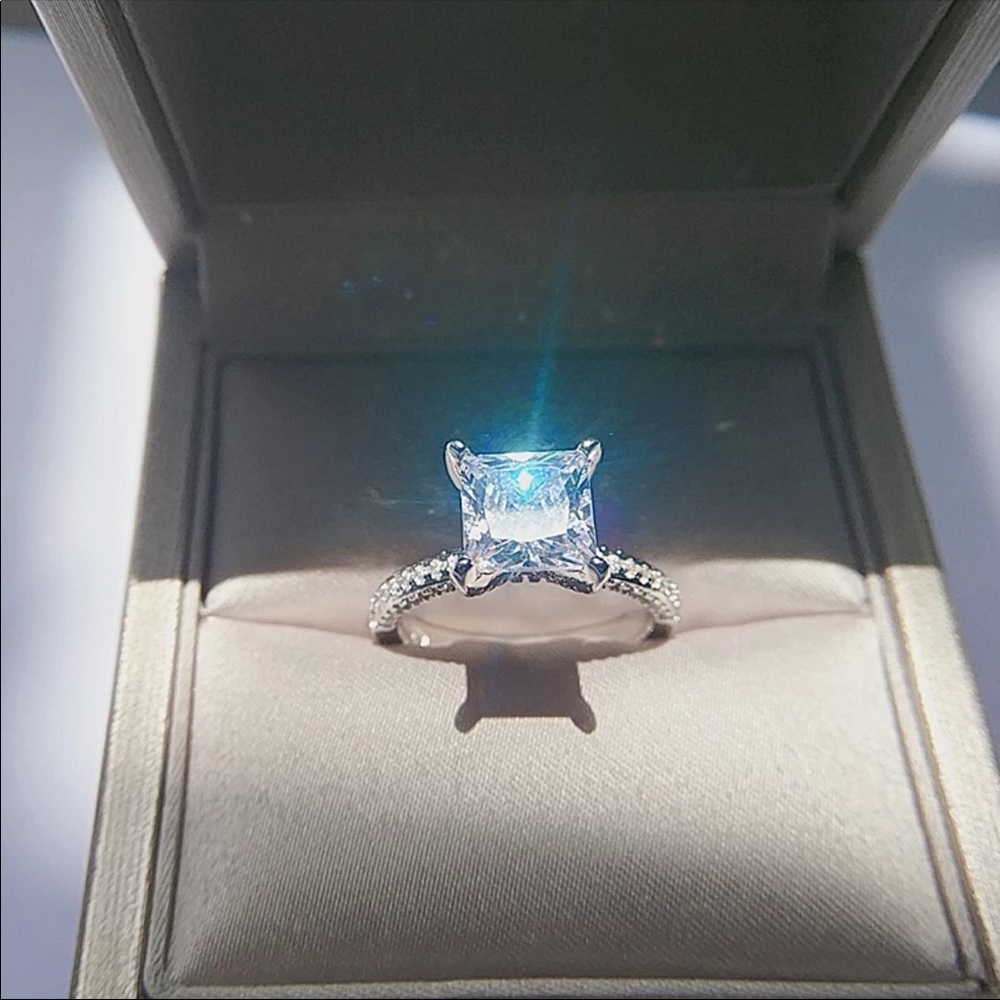 AURORA ♡ Luxurious Cubic Zirconia Ring GIFT - Picture 4 of 8
